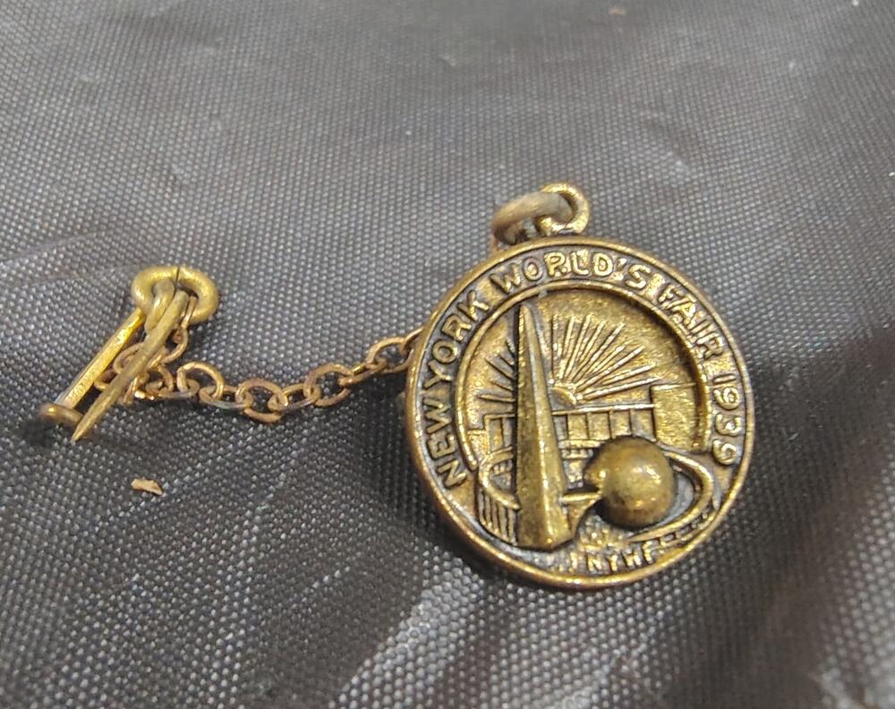 Vintage 1939 New York Worlds Fair Lapel Pin Gold Tone Metal